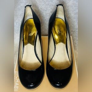 MICHAEL KORS Pressley Black Patent Leather Round Toe Heels Size 9 good condition